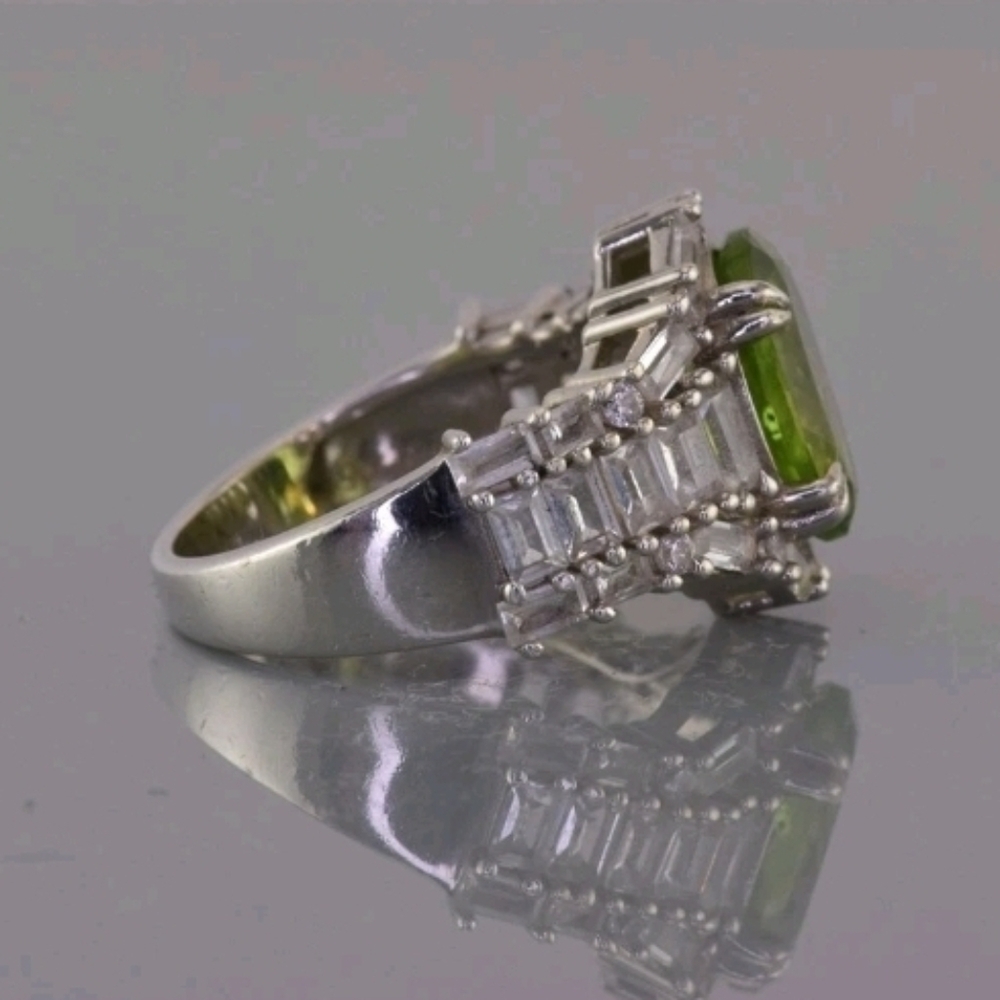 Fabulous Peridot And White Sapphire Ring - Picture 4 of 12